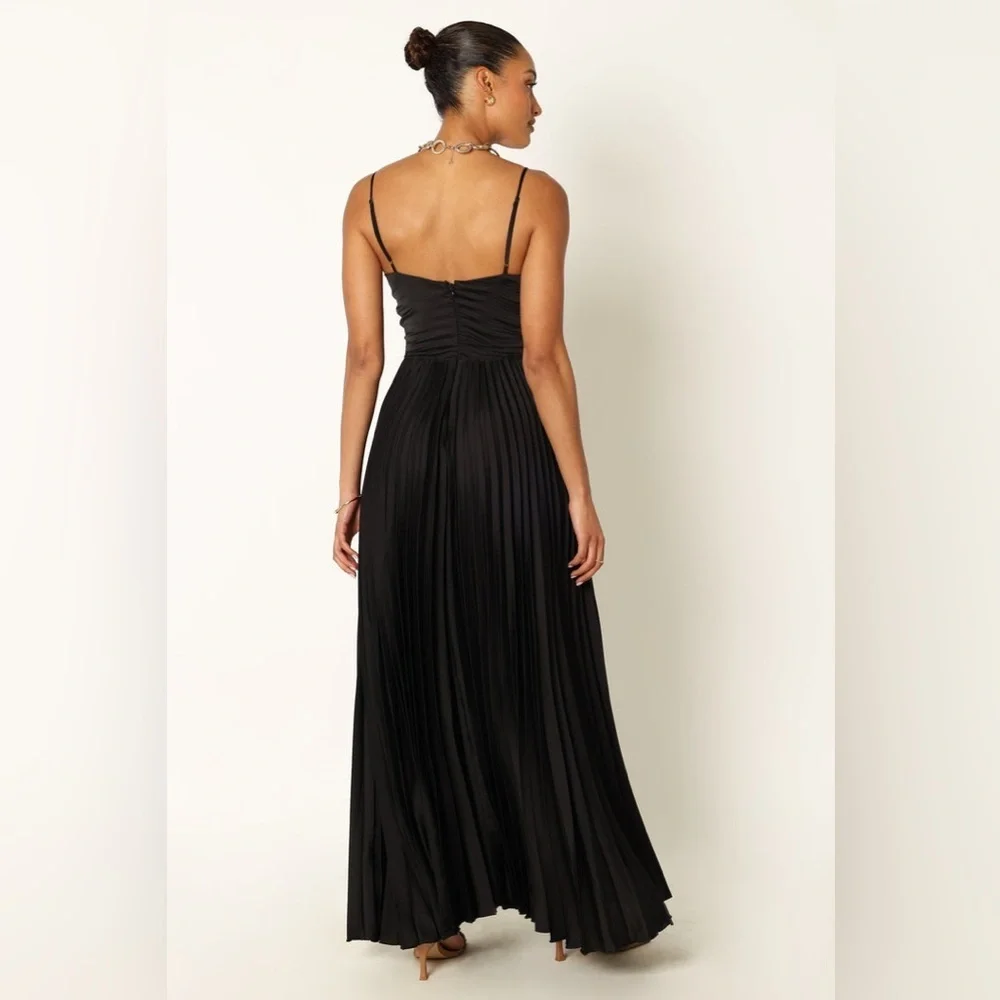 PETAL & PUP NAIRA PLEATED MAXI DRESS - BLACK SIZE 6 B2315 - Picture 4 of 8